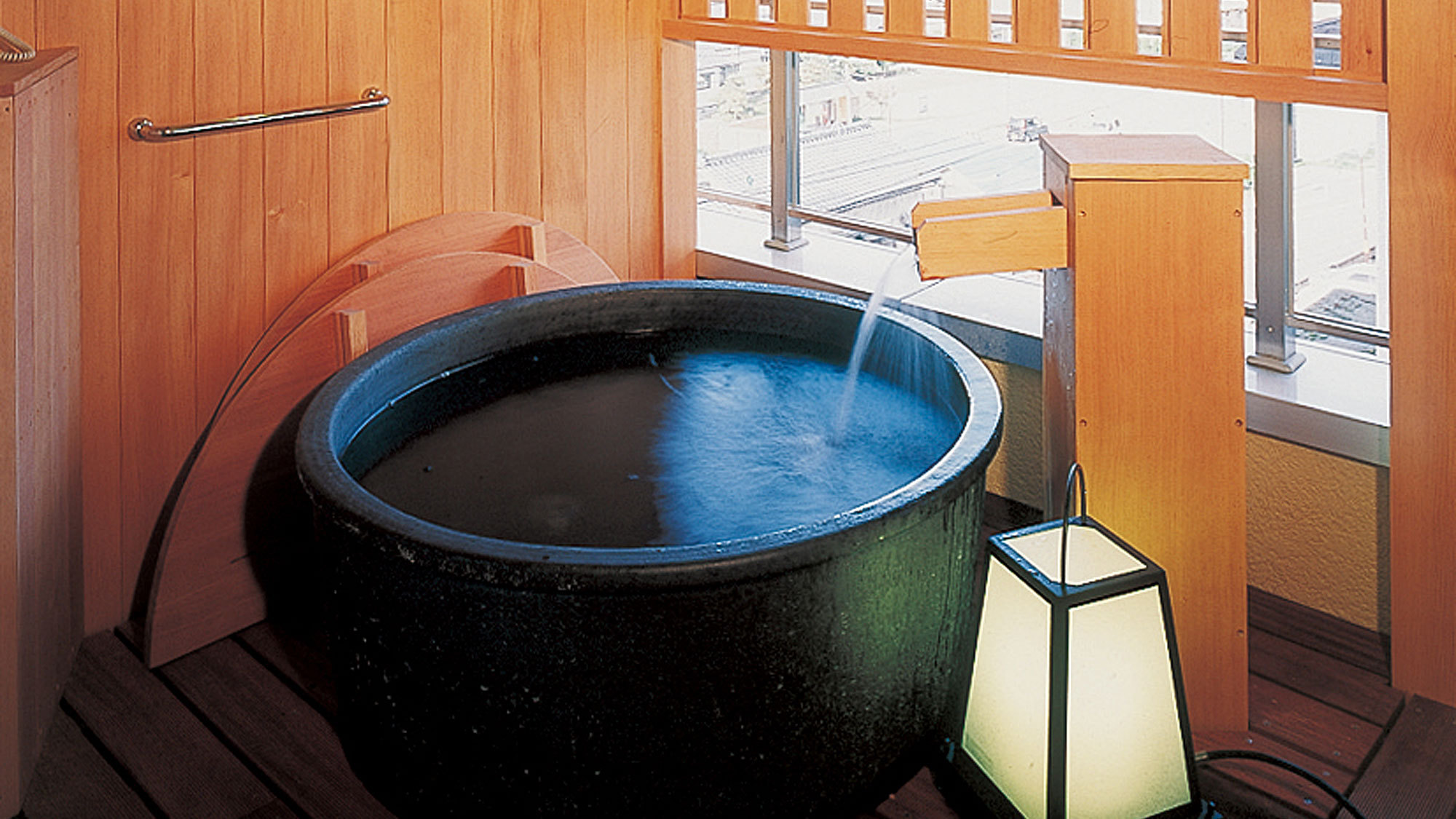 風美亭の露天風呂は、素肌に優しい陶器製。