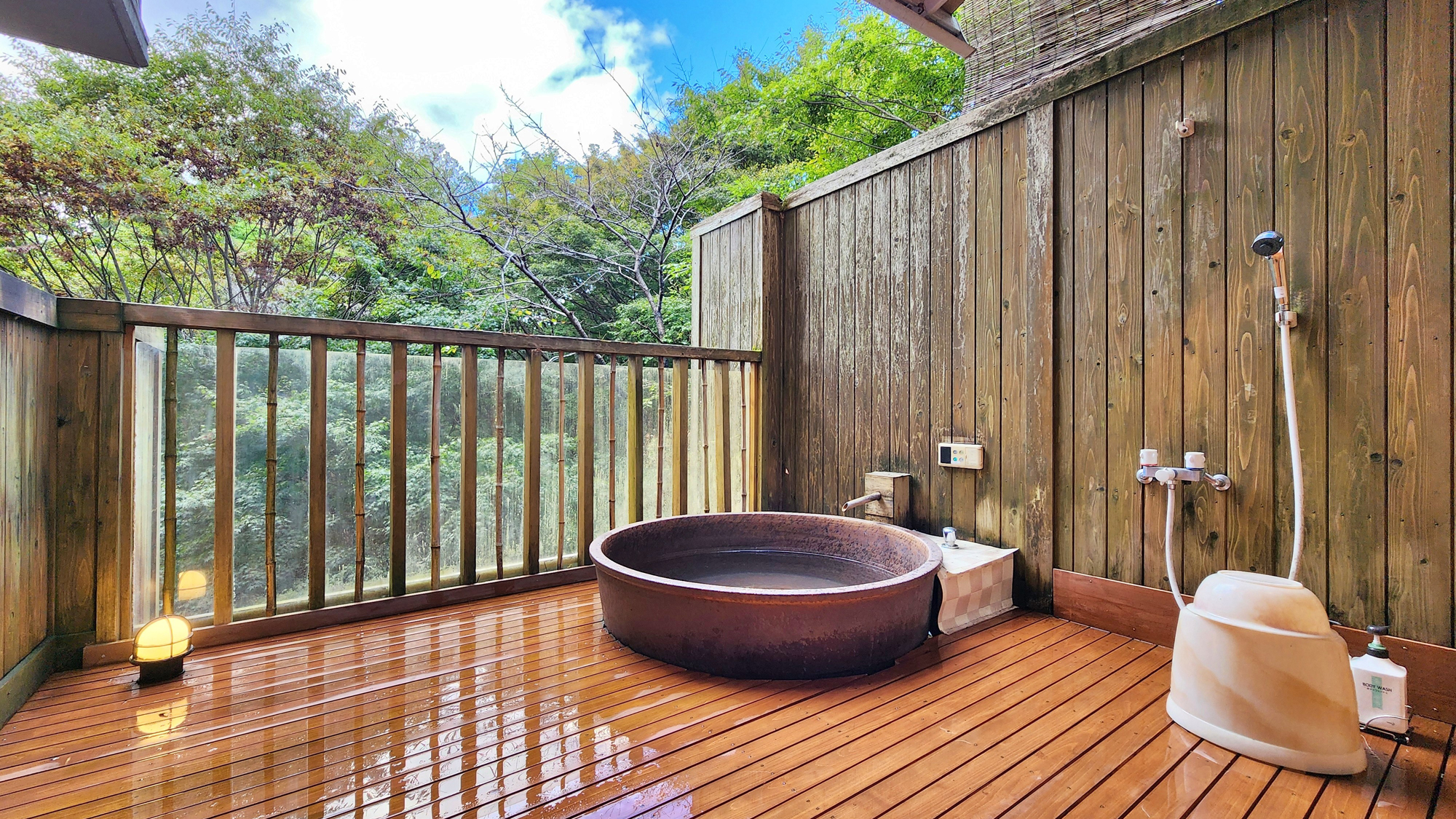 【西館 露天風呂（陶器風呂）付客室】露天風呂は陶器風呂