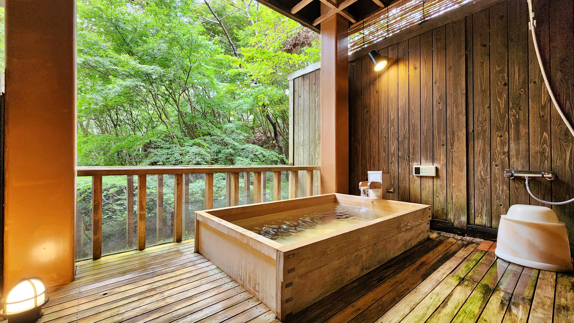 【西館 露天風呂（ヒノキ風呂）付客室】露店風呂はヒノキ風呂 