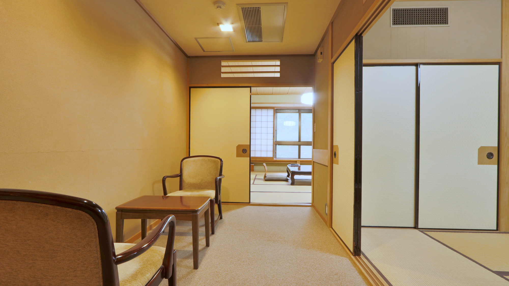 【西館 露天風呂（ヒノキ風呂）付客室】自然の景色と露店風呂を堪能