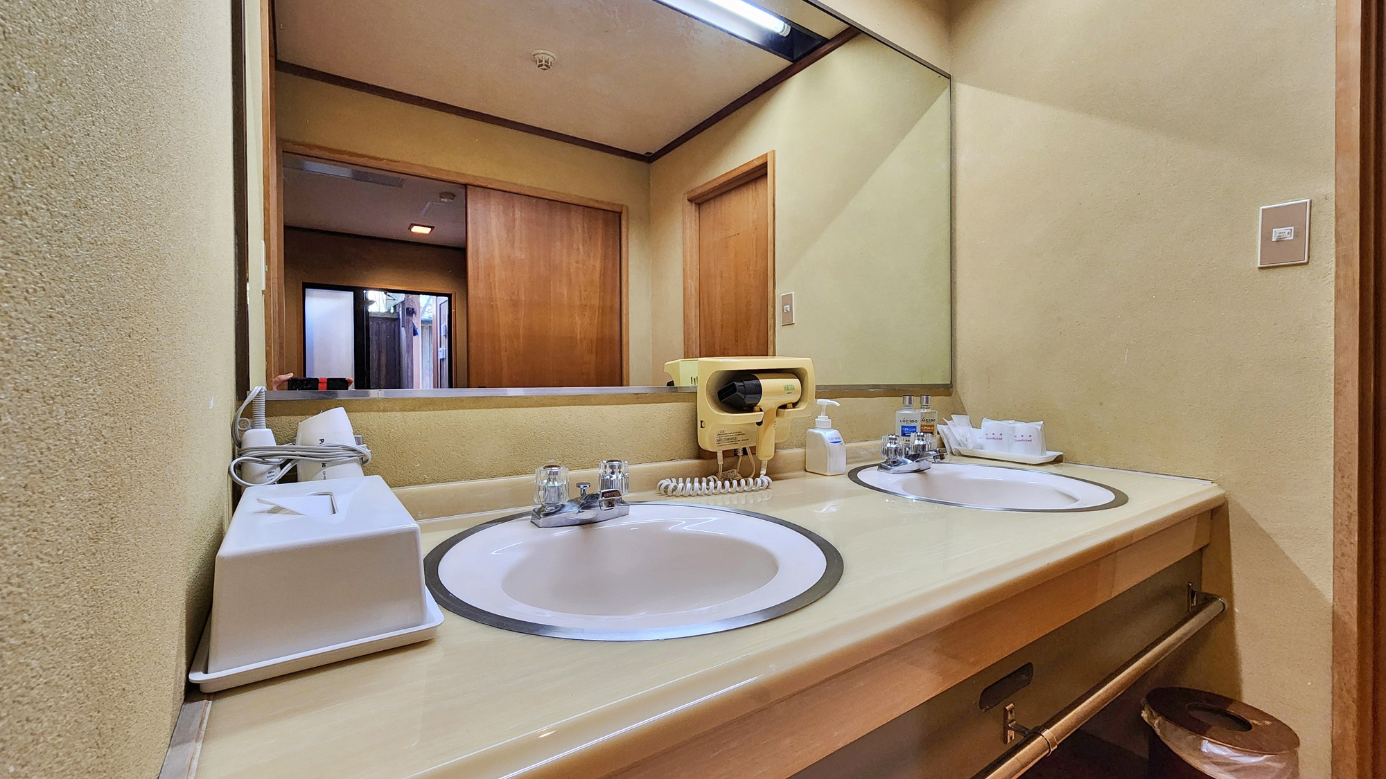 【西館 露天風呂（陶器風呂）付客室】洗面