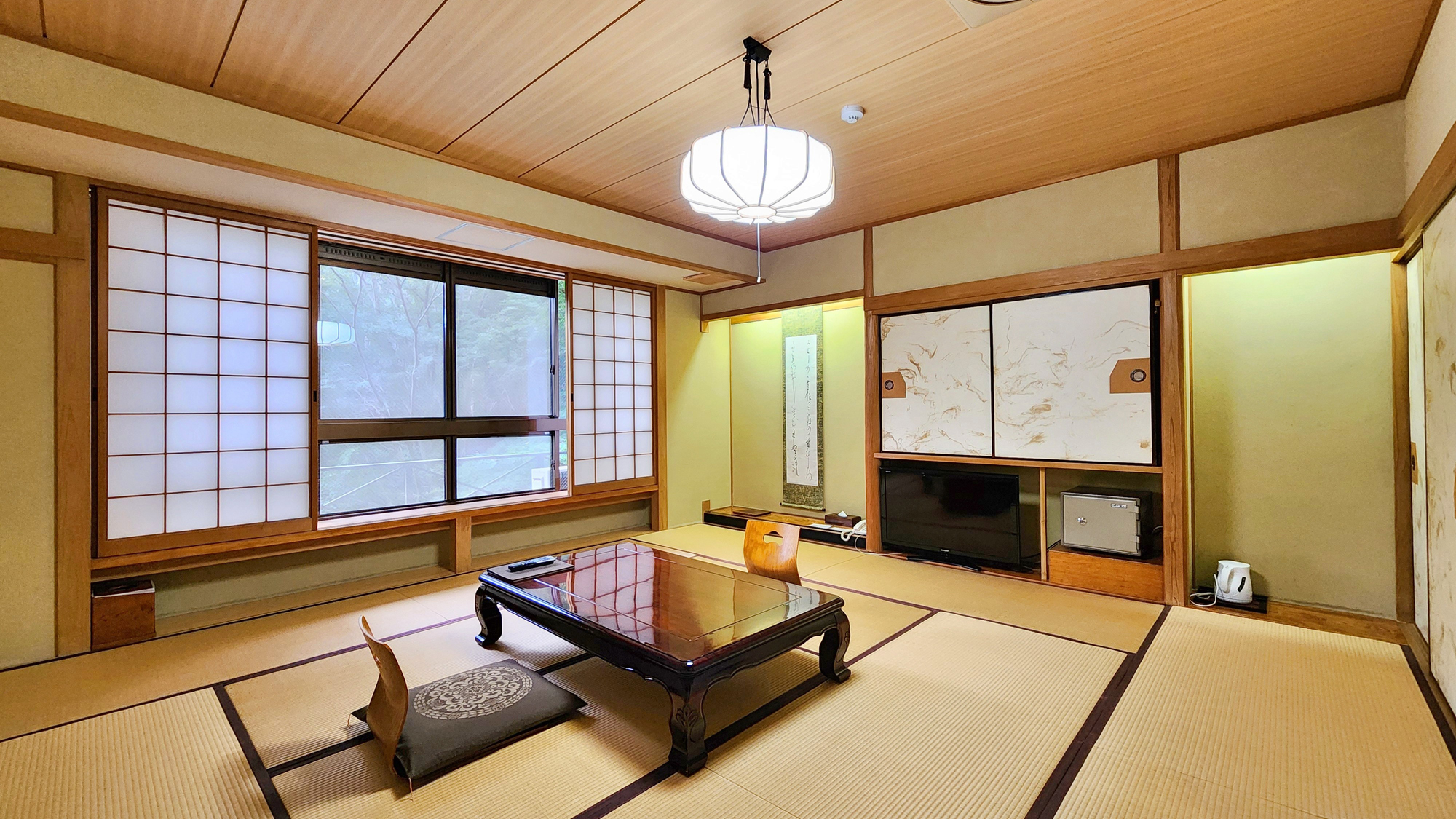 【西館 露天風呂（ヒノキ風呂）付客室】自然の景色と露店風呂を堪能