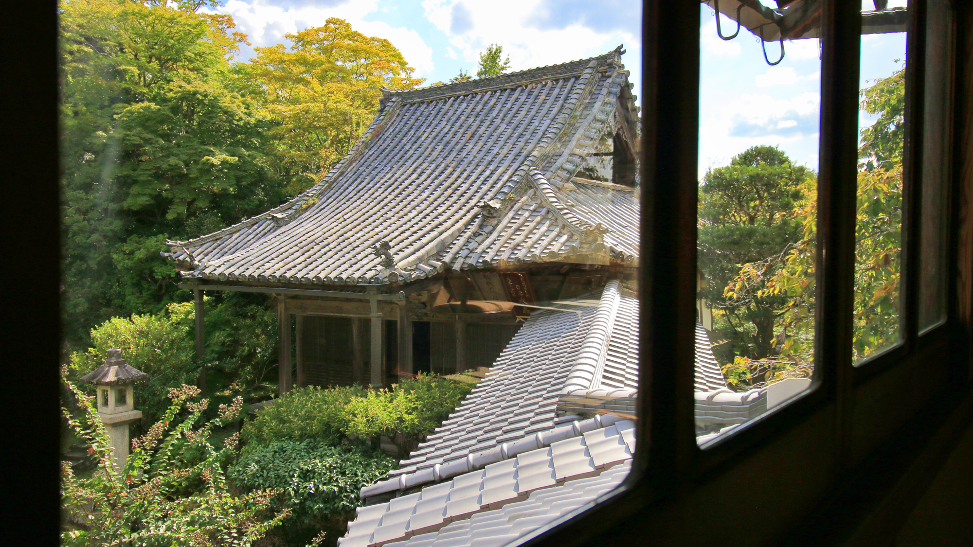 【本館（レトロ和室）】庭園の眺望をお楽しみください