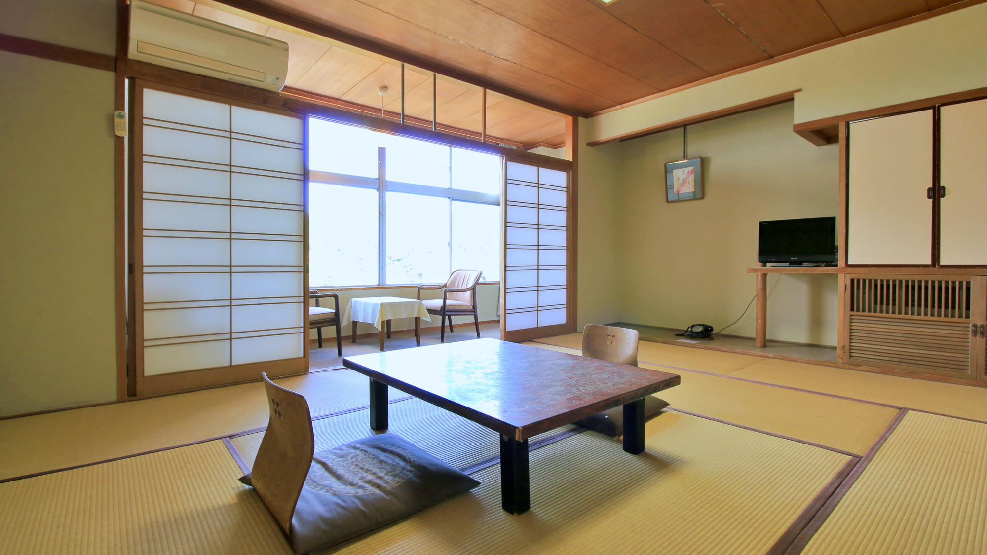 【南館（バス・トイレ付）】和の趣のある客室でゆったりお過ごしください 