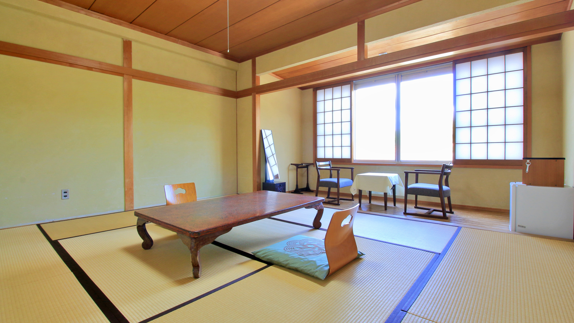 【東館（バス・トイレ付）】和の風情を感じるお客室です