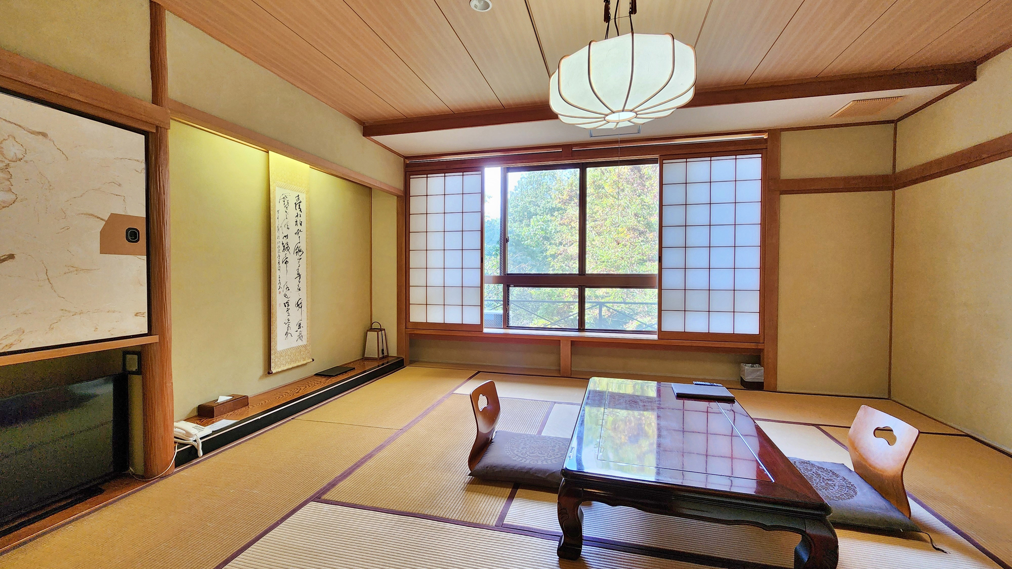 【西館 露天風呂（陶器風呂）付客室】自然の景色と露店風呂を堪能 