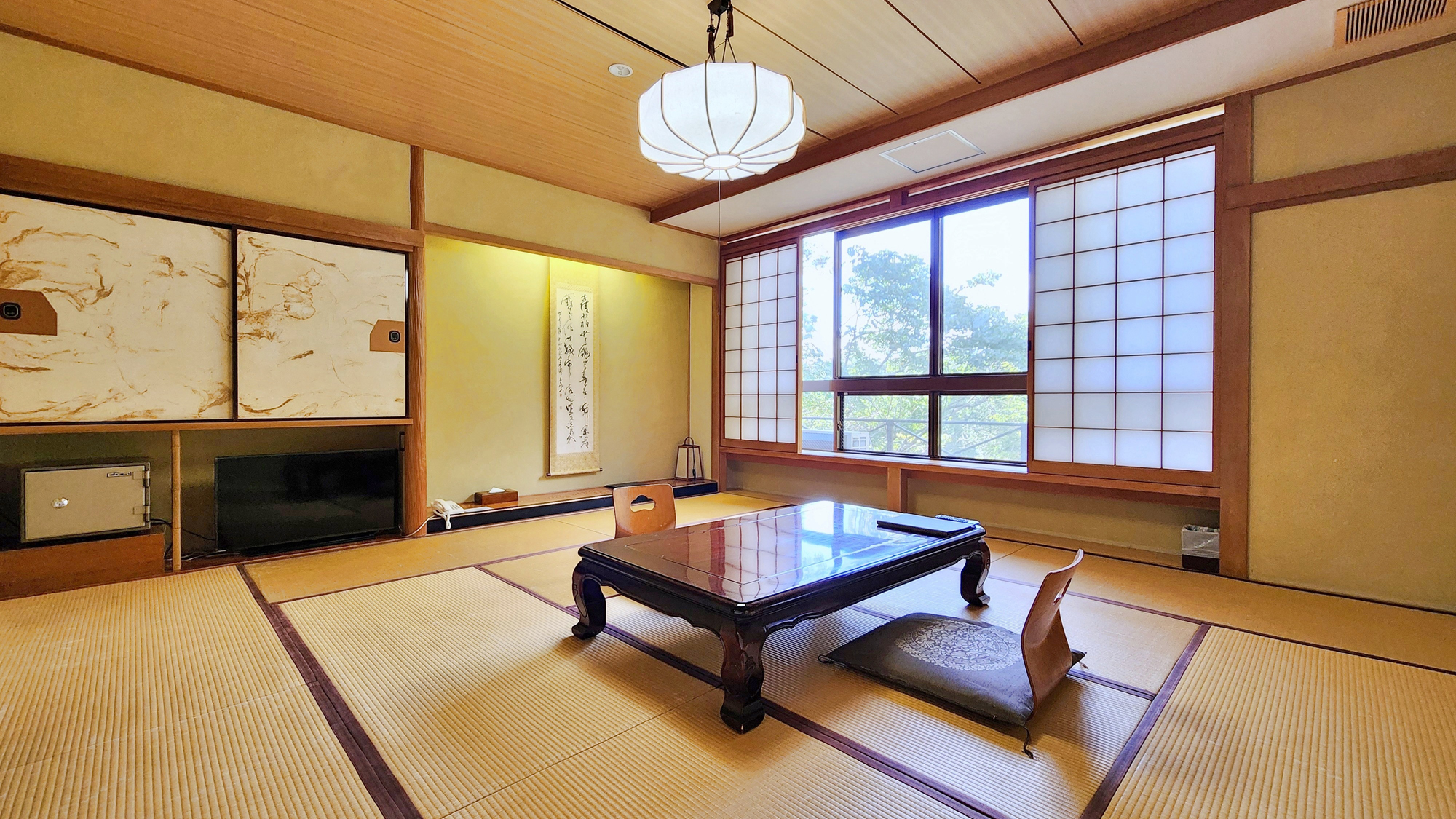 【西館 露天風呂（陶器風呂）付客室】自然の景色と露店風呂を堪能 