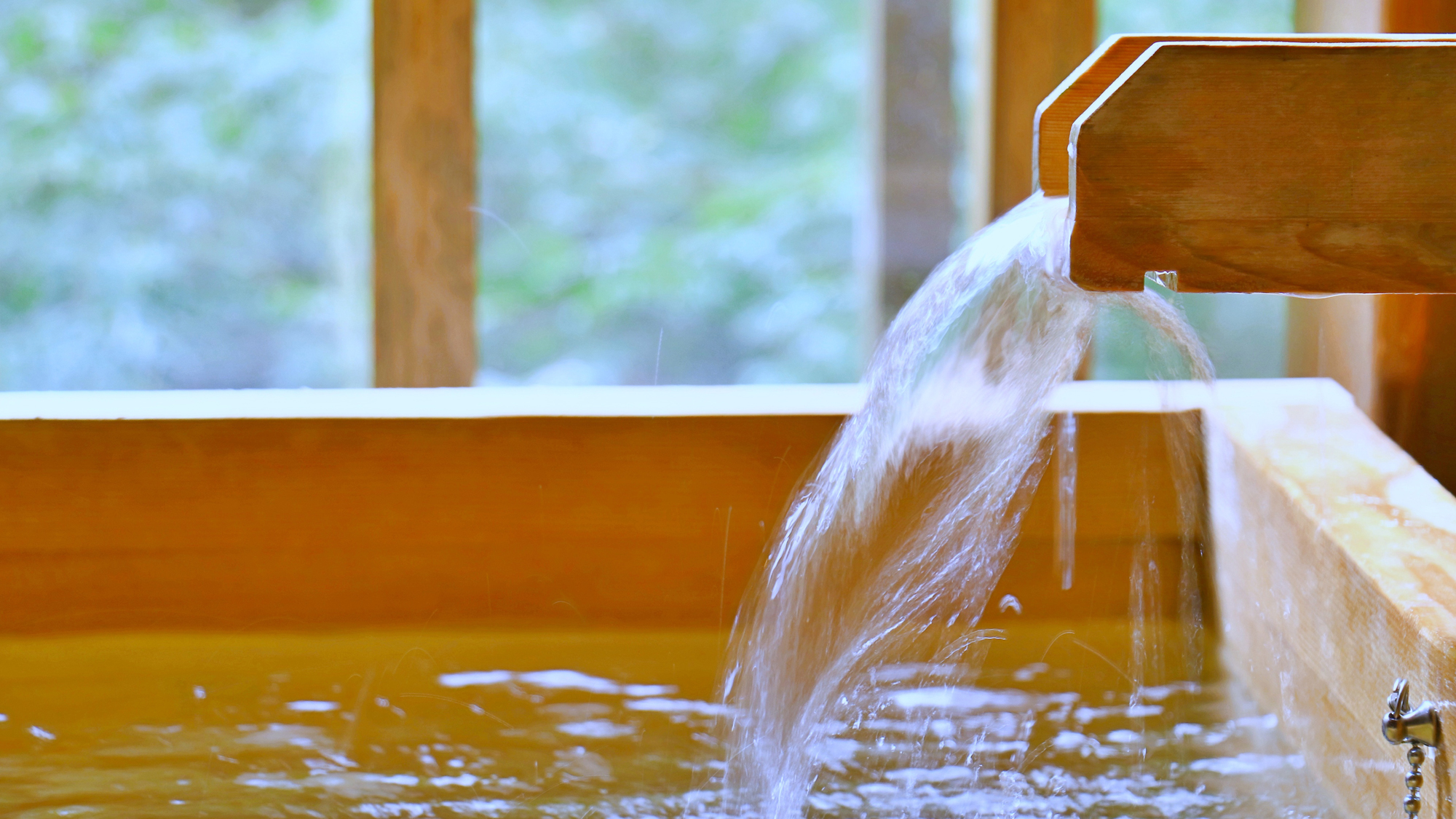 【西館 露天風呂（ヒノキ風呂）付客室】露店風呂はヒノキ風呂 