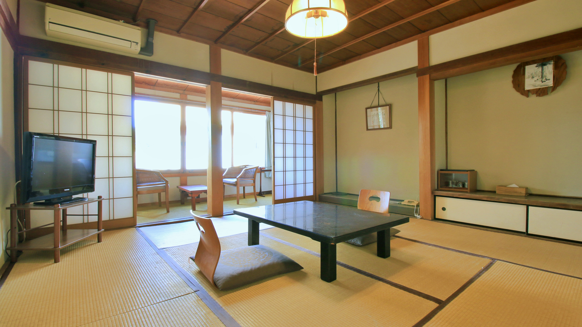 【南館（バス・トイレ付）】和の趣のある客室でゆったりお過ごしください 