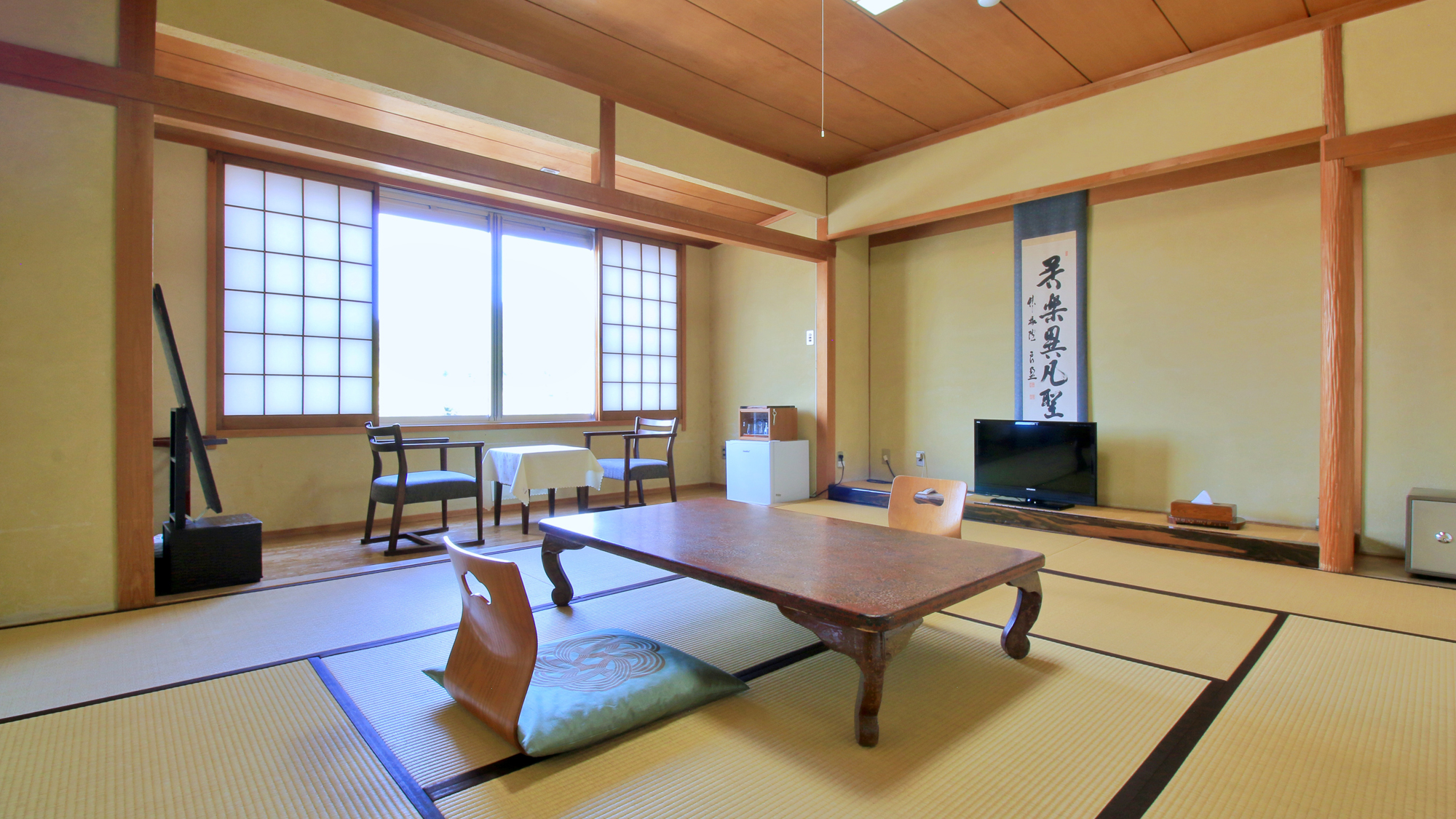 【東館（バス・トイレ付）】和の風情を感じるお客室です