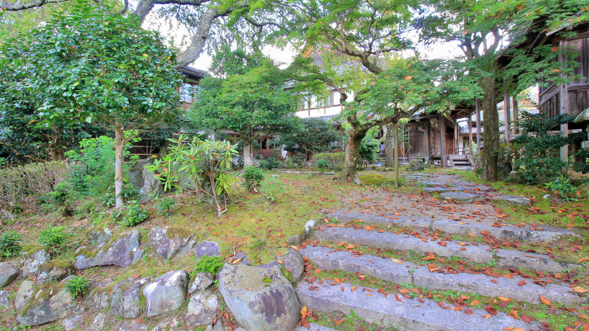 【庭園】美しい自然の中でお寛ぎください