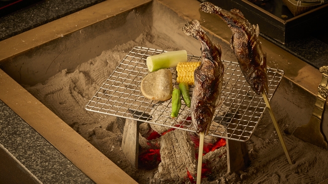 炭火焼き料理プラン｜『囲炉裏で炙った、地産の旬の味覚に舌鼓！』レトロな雰囲気で食事を楽しむ