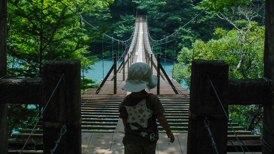 【寸又峡の［夢のつり橋］】