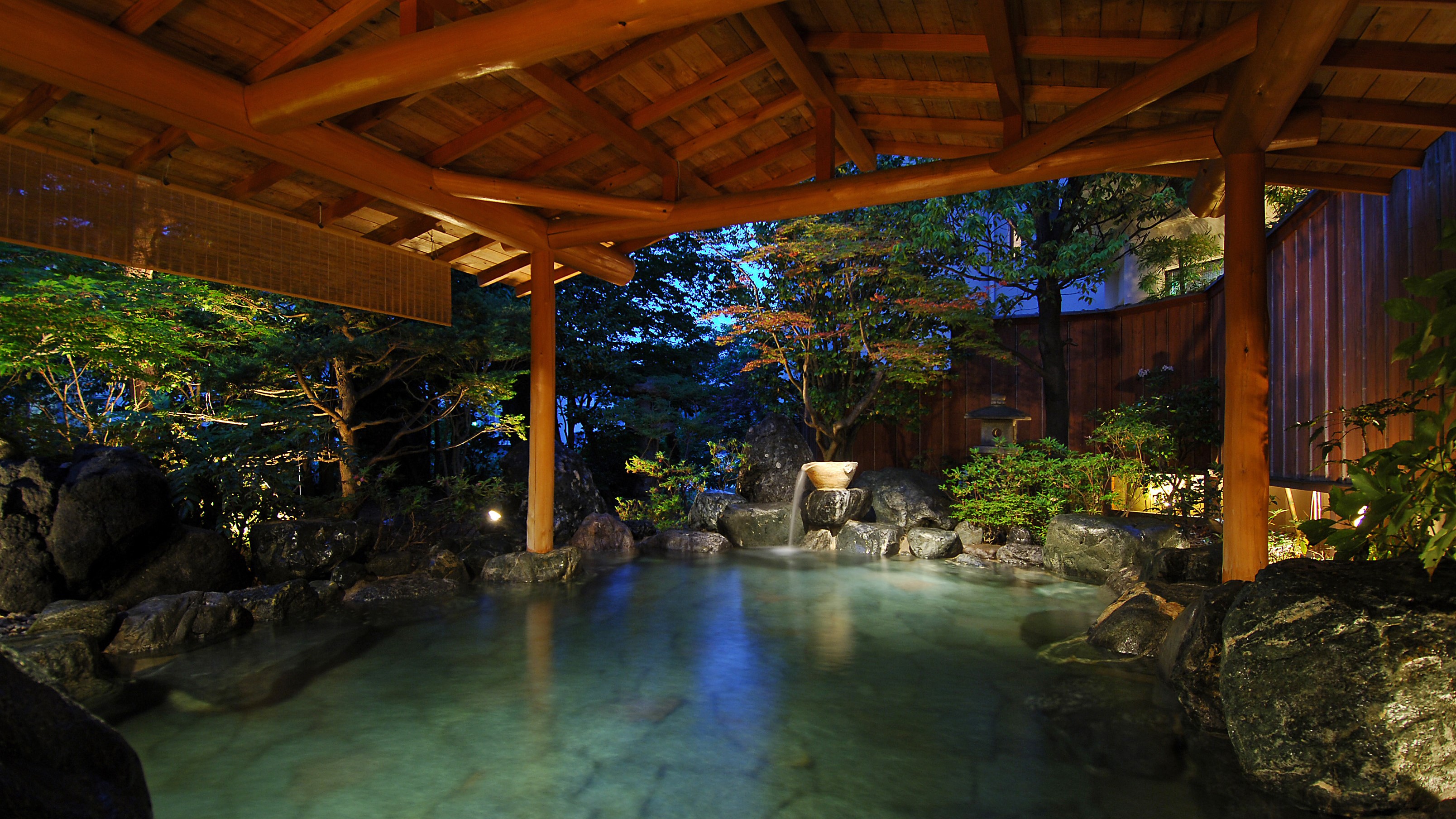 【庭園露天風呂】たまゆらの湯／夜の雰囲気