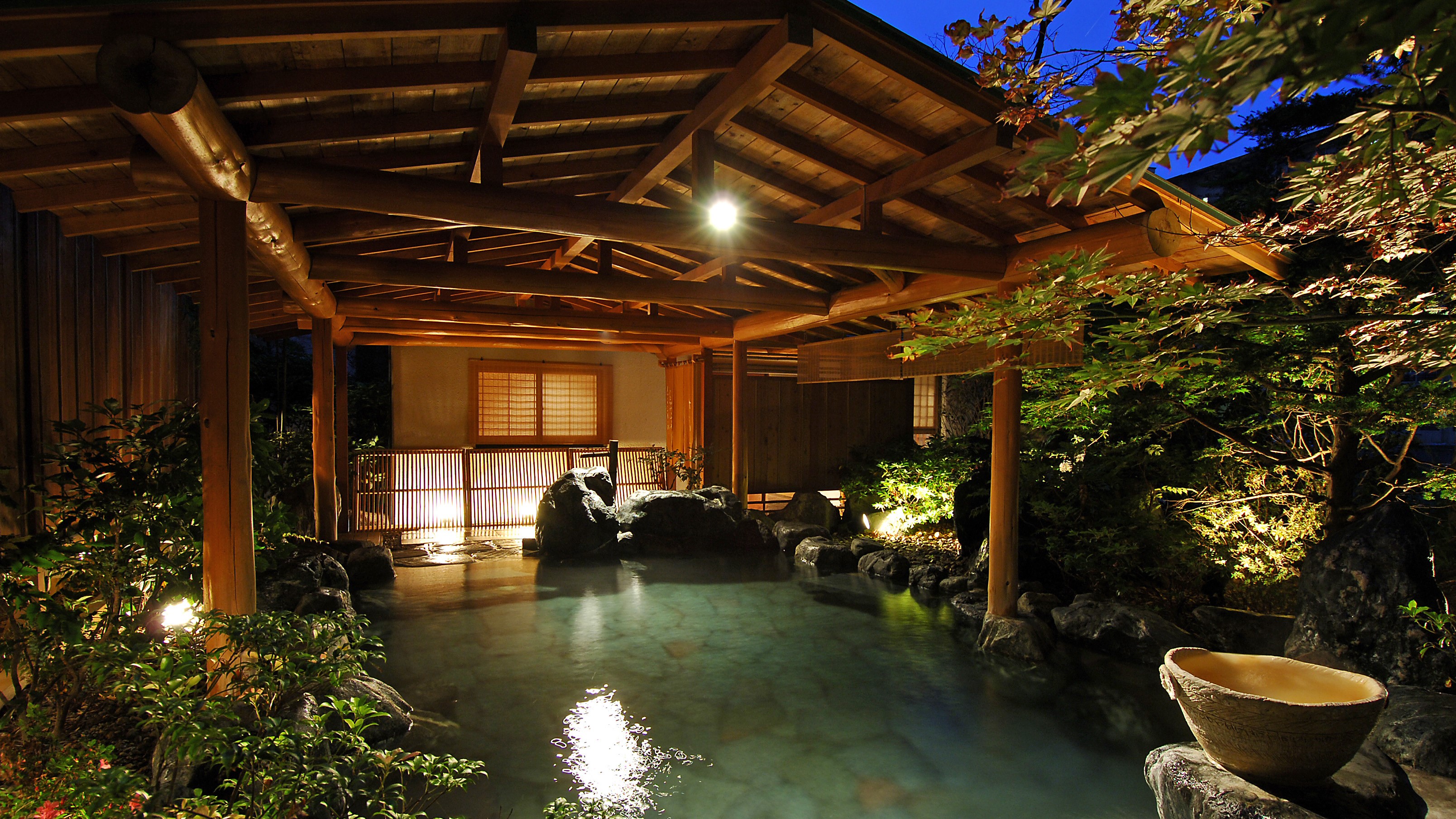 【庭園露天風呂】たまゆらの湯／夜の雰囲気