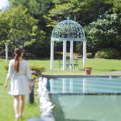 ≪館内での過ごし方イメージ≫天気の良い日には、緑あふれる中庭での散歩もおすすめ