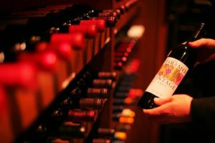 【ワインバー】最上階のワインバーには350本以上のワインを常時保管。お好みの1本を探してみては？