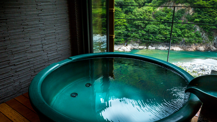【露天風呂付き客室 リニューアルオープン・対峰閣 】涼やかなエメラルドグリーンのお風呂。