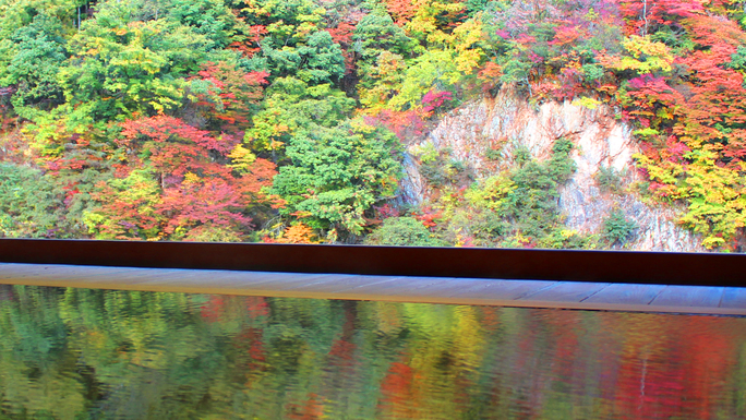 【華の湯】紅葉と水鏡