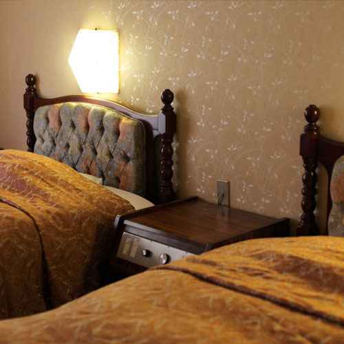 【귀빈실】 쾌적한 수면 기분을 추구한 텐퓨르의 매트리스와 심포니 베개를 준비하고 있습니다.
