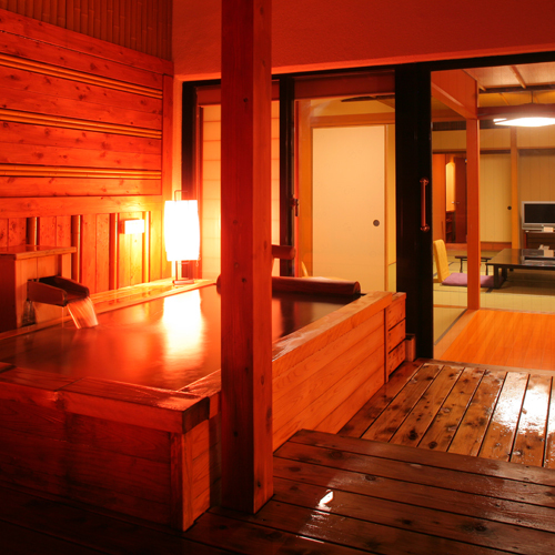 [Kamar dengan bak mandi terbuka 13,5 tikar tatami] Kamar bergaya Jepang kuno di mana Anda dapat menikmati suasananya. Pemandian cypress terbuka yang menghadap ke aliran jernih Ngarai Kurobe.
