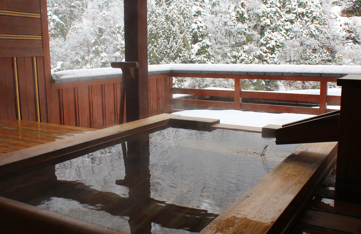【露天風呂付客室 檜・本館】雪見風呂でゆったり自分時間。