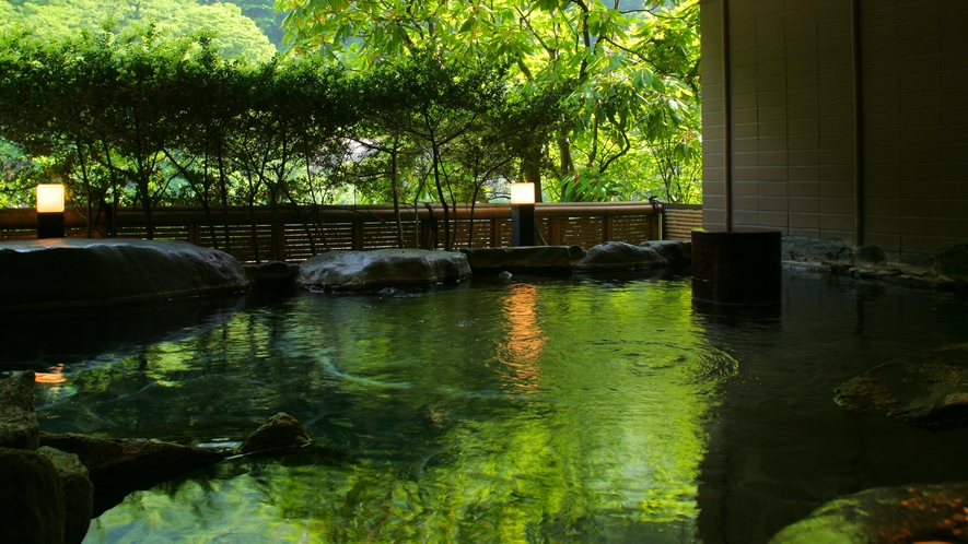 【琴音の湯】お肌に優しい緑石を使用しています。水面に映し出される幻想的な風景に癒されます。