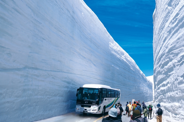 【立山黒部アルペンルート】雪の大谷と電気バス（4月中旬～6月中旬）