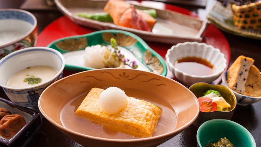 【出汁巻きみぞれ餡】朝食の定番、出汁巻き卵を上品なみぞれ餡でお楽しみください。