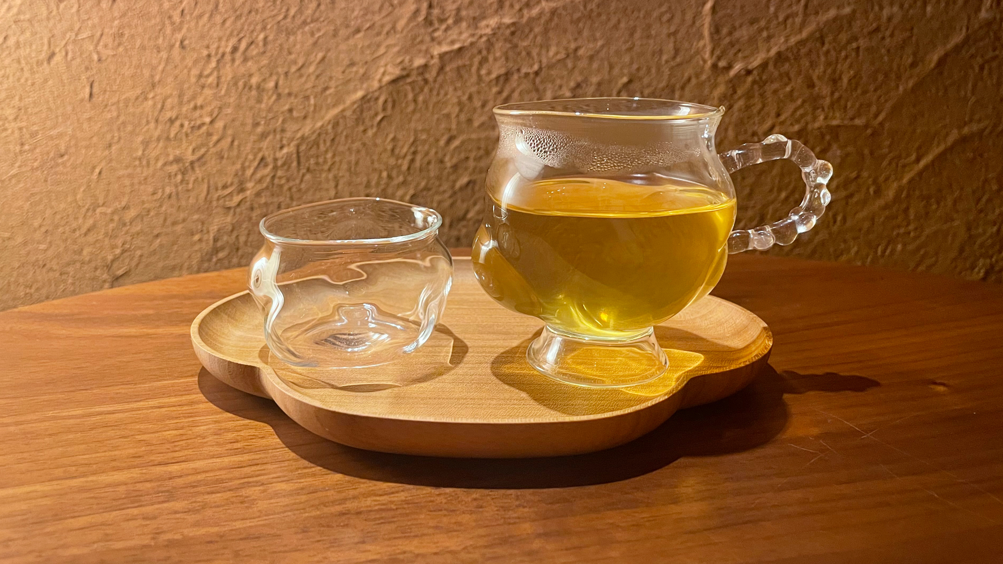 【施術後】リラックス効果の高いクロモジ茶と「ガラスの街とやま」のガラス作家の特別なティーセット。