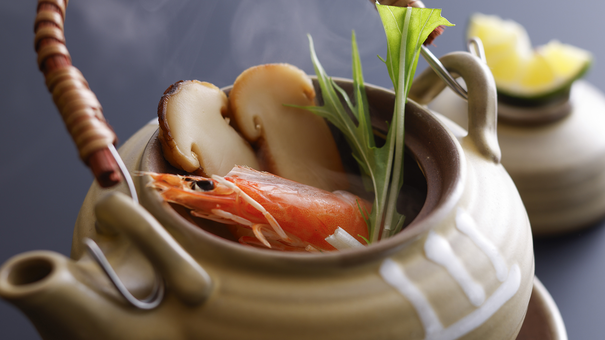 秋の香りを愉しむ「土瓶蒸し」は具材がたっぷり。お出汁は優しくも深みのある味わい