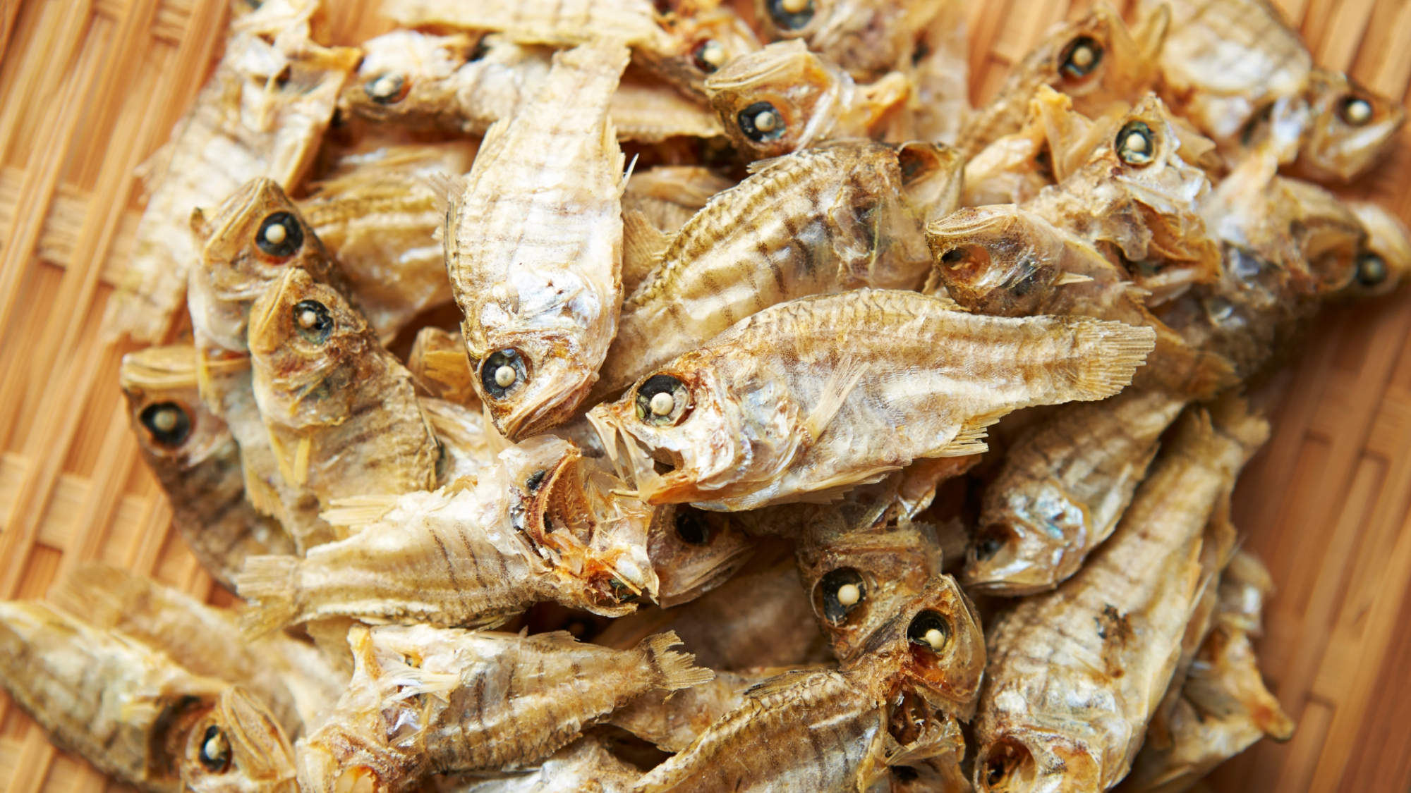 【朝食バイキング】魚の干物は火であぶって食べごろの美味しさをどうぞ（魚は季節によって異なります）