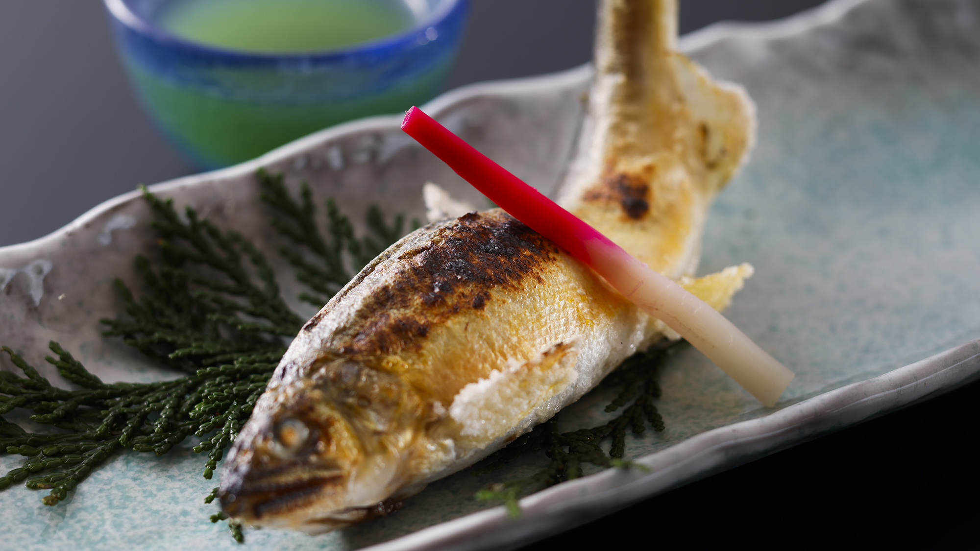 夏の風物詩！鮎のほろ苦い風味とやわらかな身の旨みが、口の中で優しくほどける一品