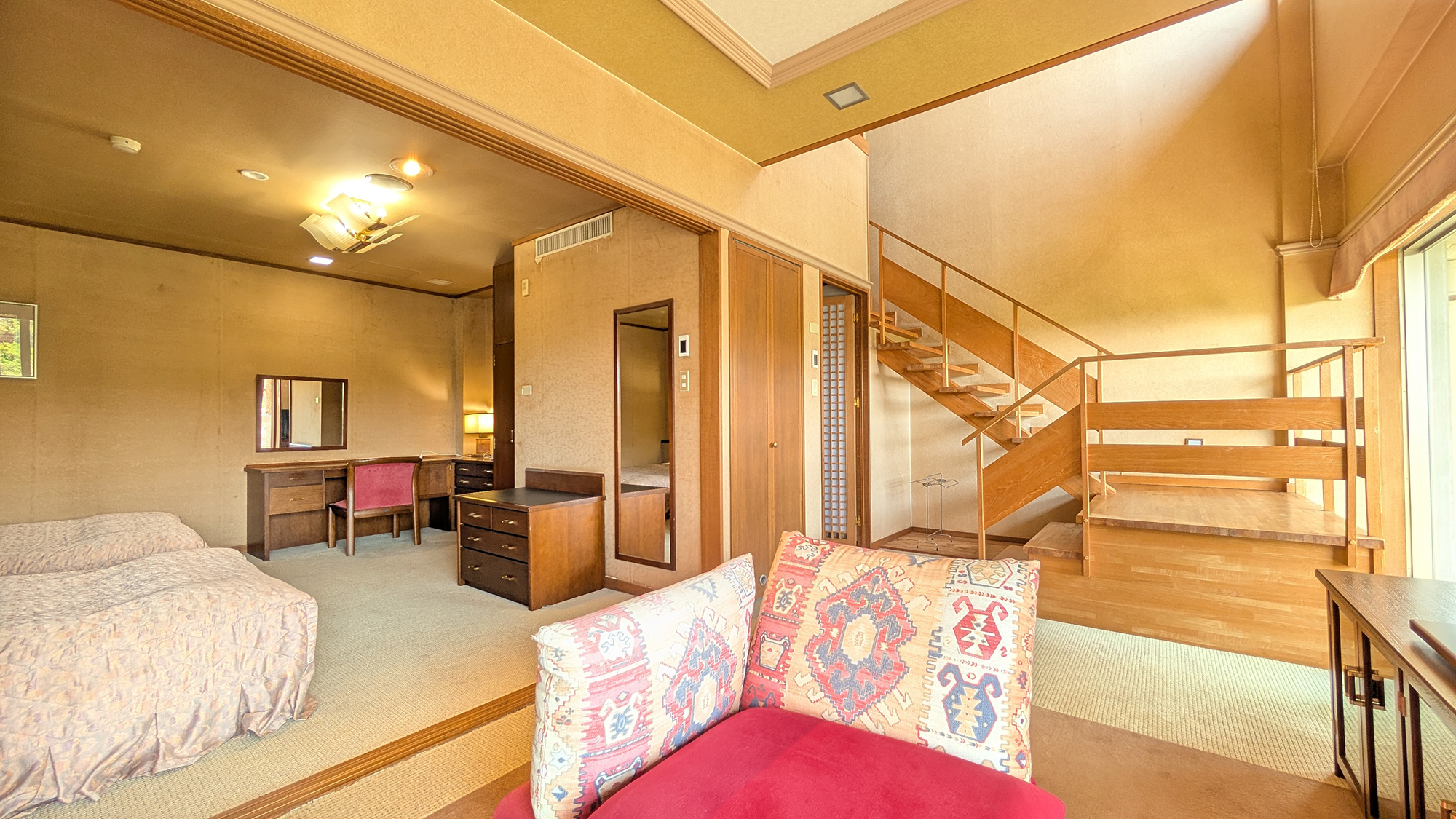 ■メゾネットスイートルーム■一階の洋室では広々空間！グループや家族での宿泊もおススメ