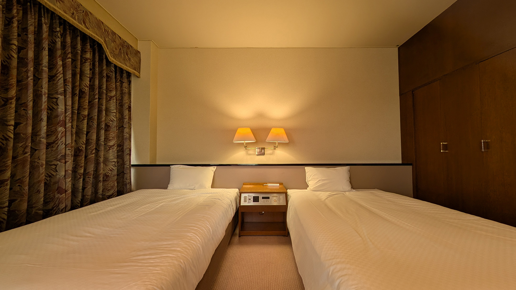 ■本館和洋室■ベッドルームと和室が別れていて、家族でのご宿泊にもおススメ