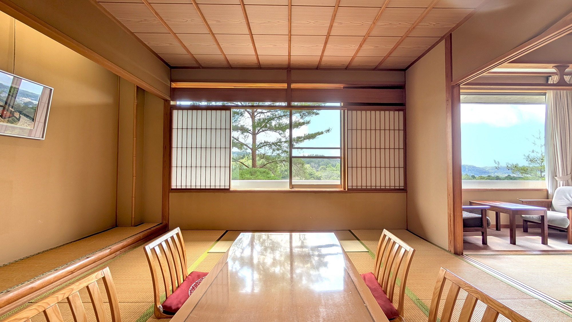 ■本館和室■窓からは山々の景色が広がり、爽やかな風がお部屋に吹き込みます