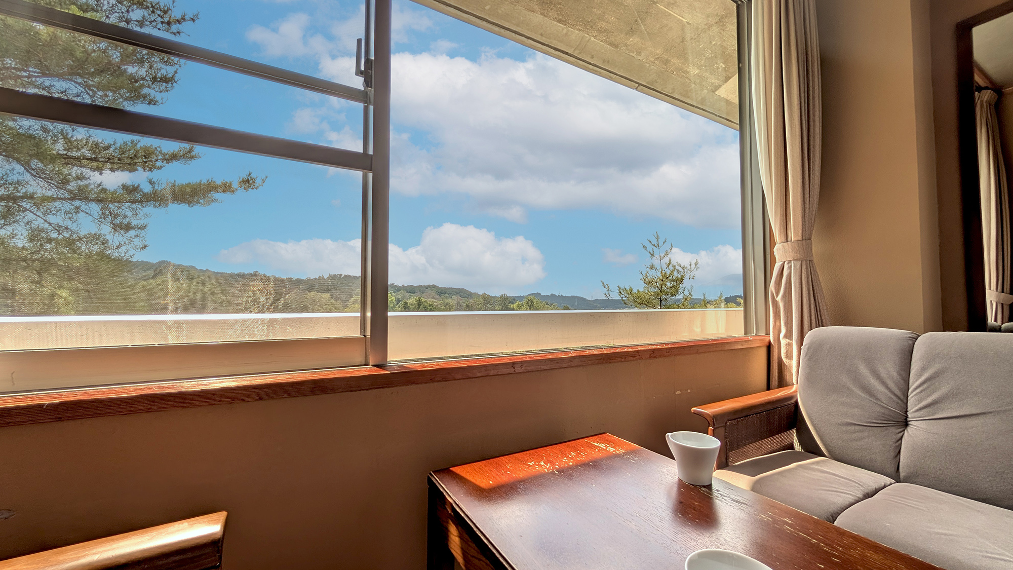 ■本館和室■窓からは山々の景色が広がり、爽やかな風がお部屋に吹き込みます