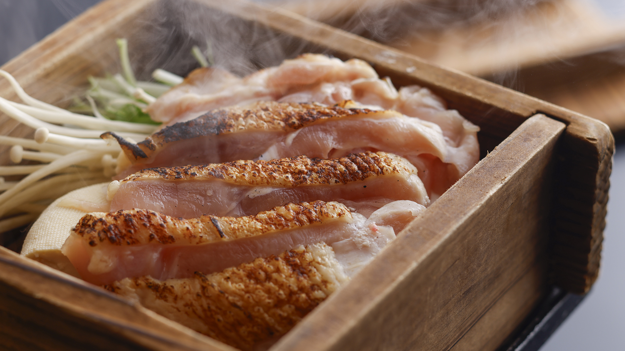 岡山県産森林鶏は、せいろ蒸しでふっくら柔らかく仕上げ、肉の甘みと旨みを引き立てます
