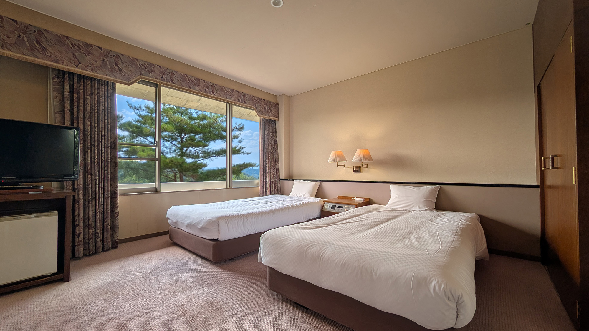 ■本館和洋室■ベッドルームと和室が別れていて、家族でのご宿泊にもおススメ