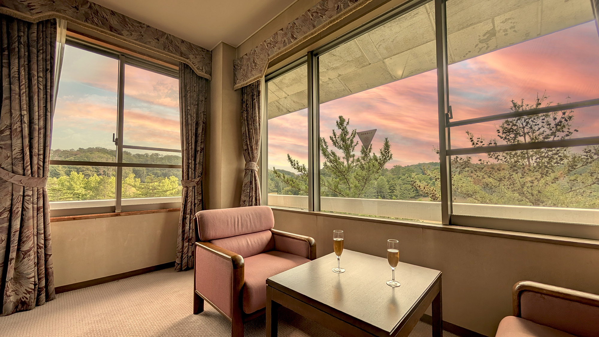 ■本館和洋室■窓の近くに腰かけ、日常を忘れる癒しの時間を