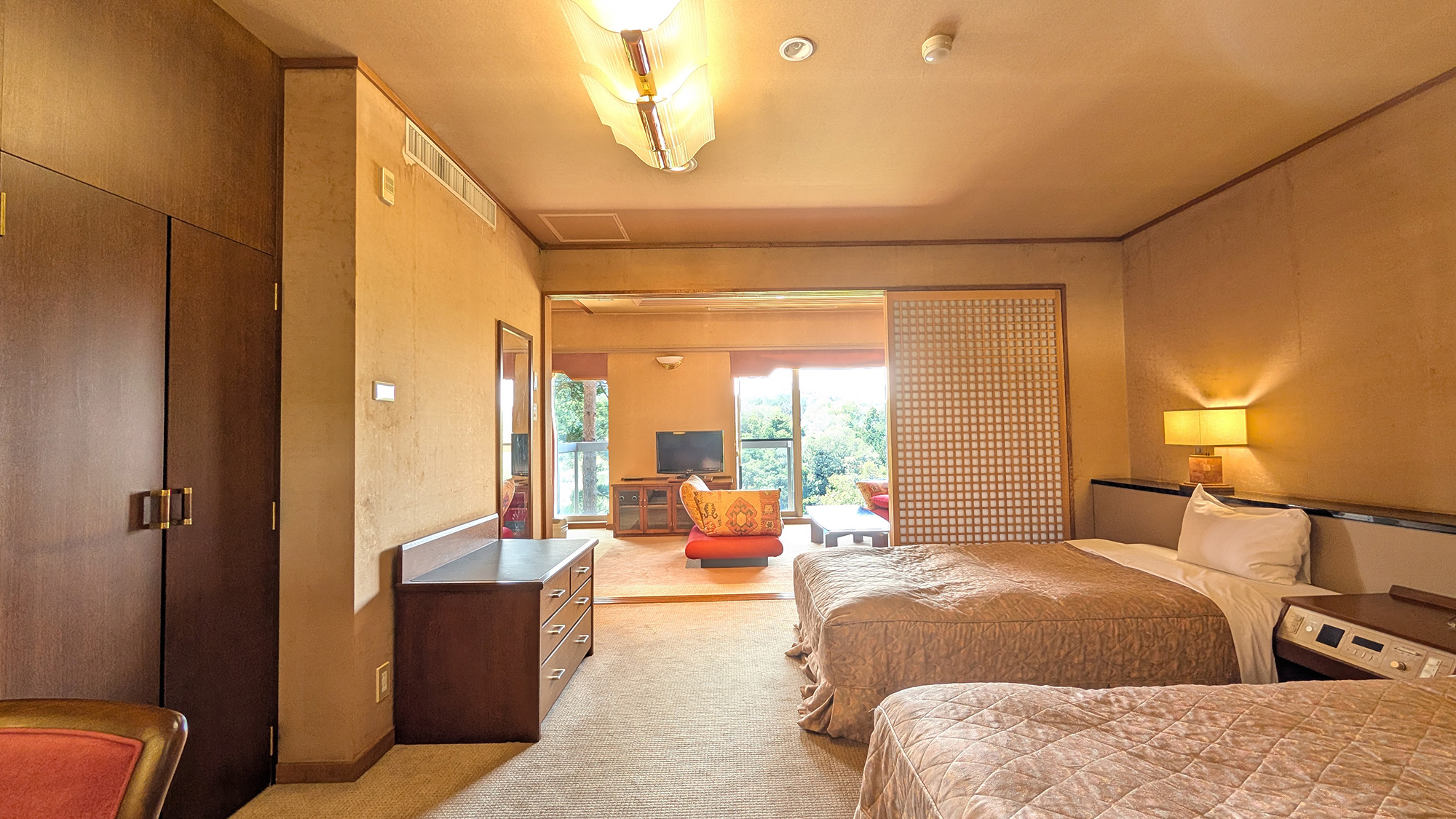 ■メゾネットスイートルーム■一階の洋室では広々空間！グループや家族での宿泊もおススメ