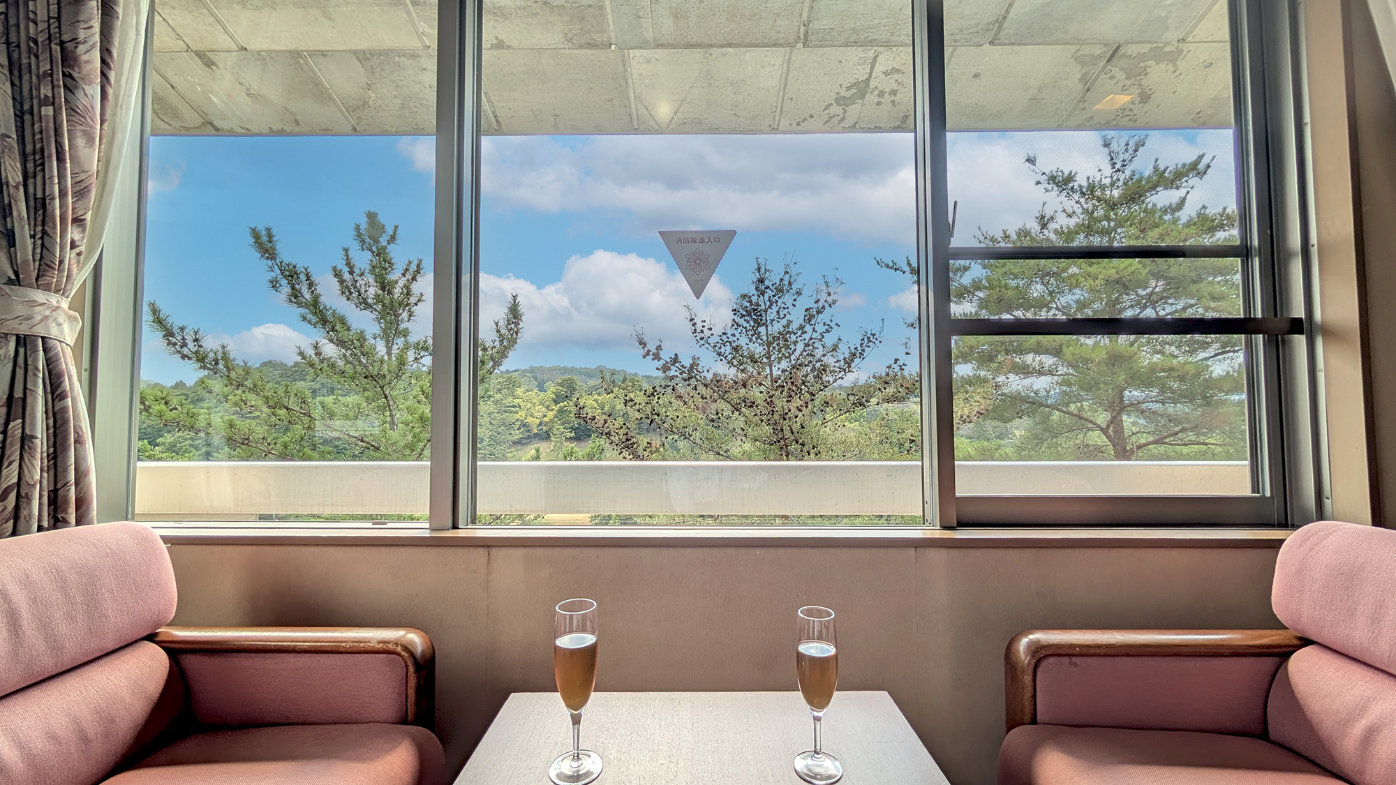 ■本館和洋室■窓の近くに腰かけ、日常を忘れる癒しの時間を