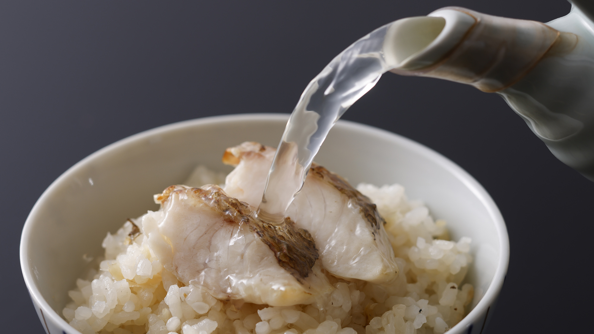 〆の鯛めしはアツアツのご飯を堪能した後に「鯛茶漬け」でさらりと