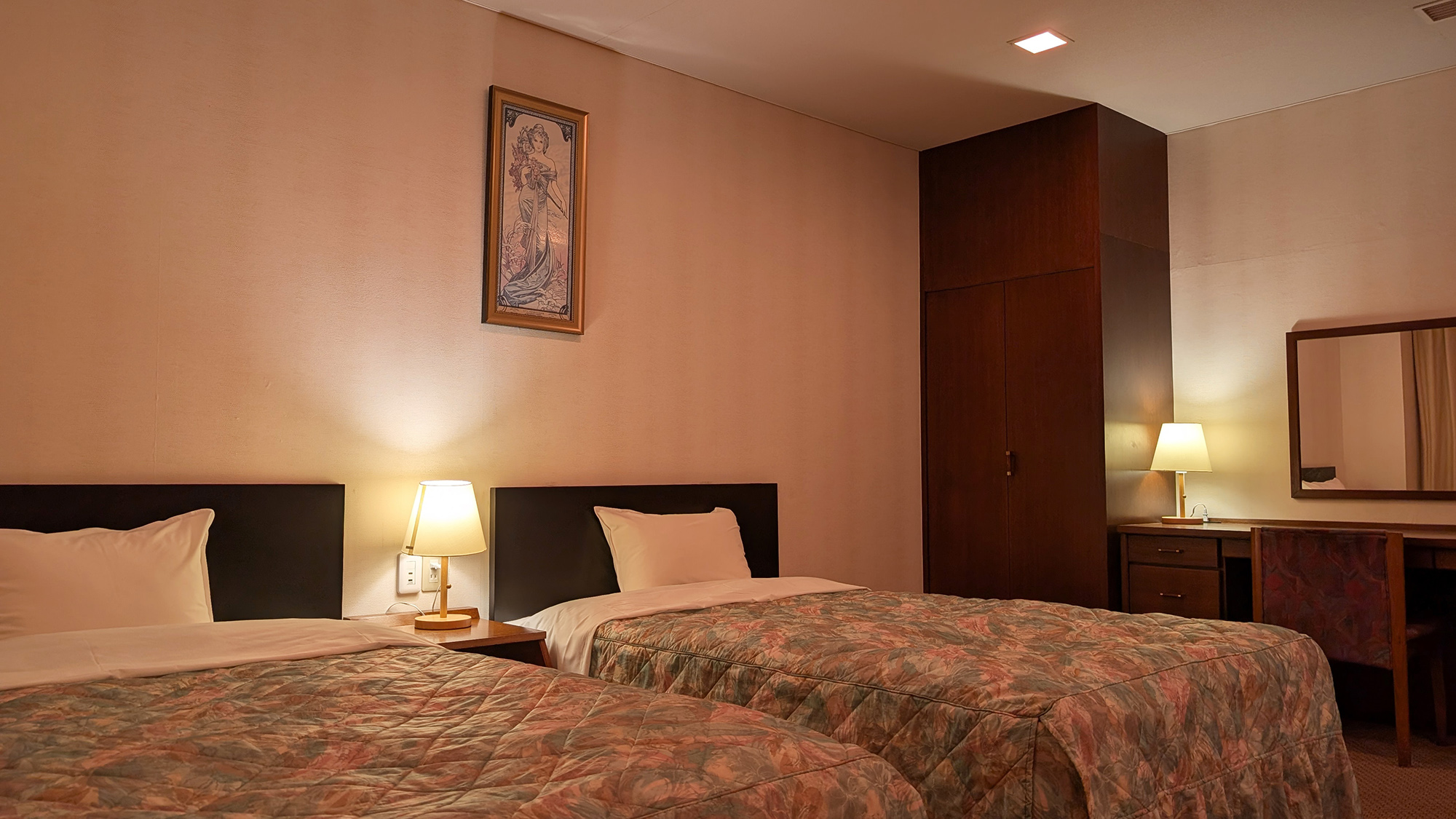 ■本館スタンダードツイン■ベッドに横たわり一日の疲れを癒します