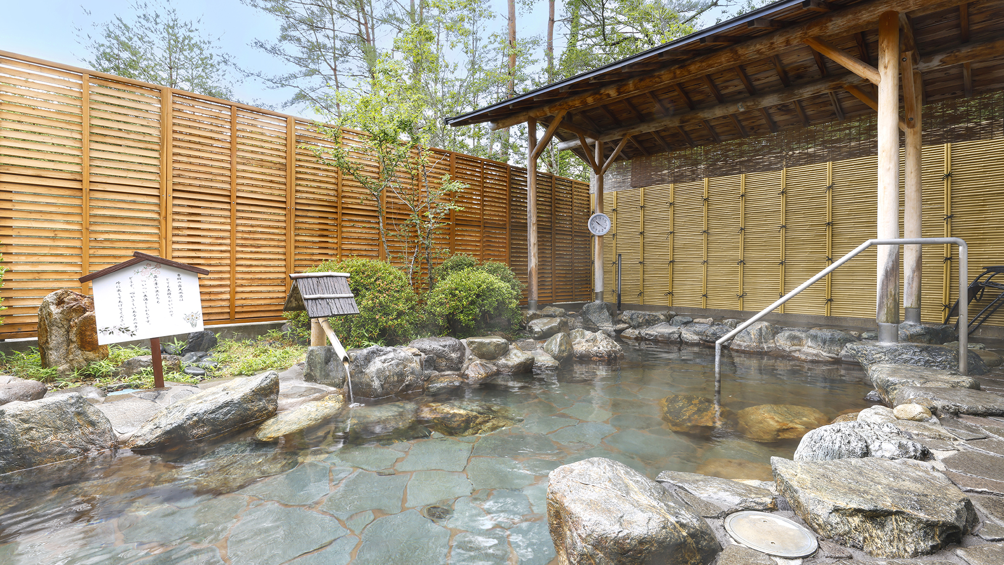 ■作州武蔵温泉■爽やかな風が吹き、四季折々の空と空気を全身で体感できる露天風呂