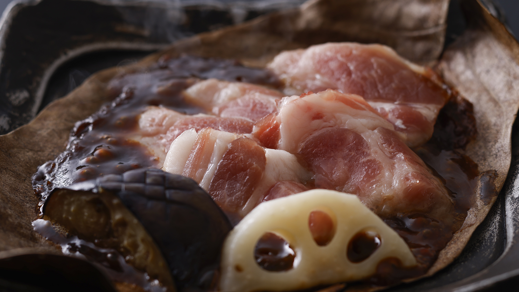 朴葉焼き。味噌でじっくりと味をしみこませたお肉は、旨みがギュッと引き立ちます。