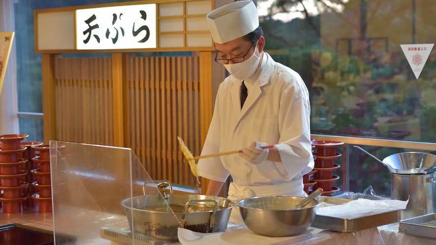 ■夕食■食事会場で揚げたての天ぷらをご用意♪一つ一つ丁寧にお作りします