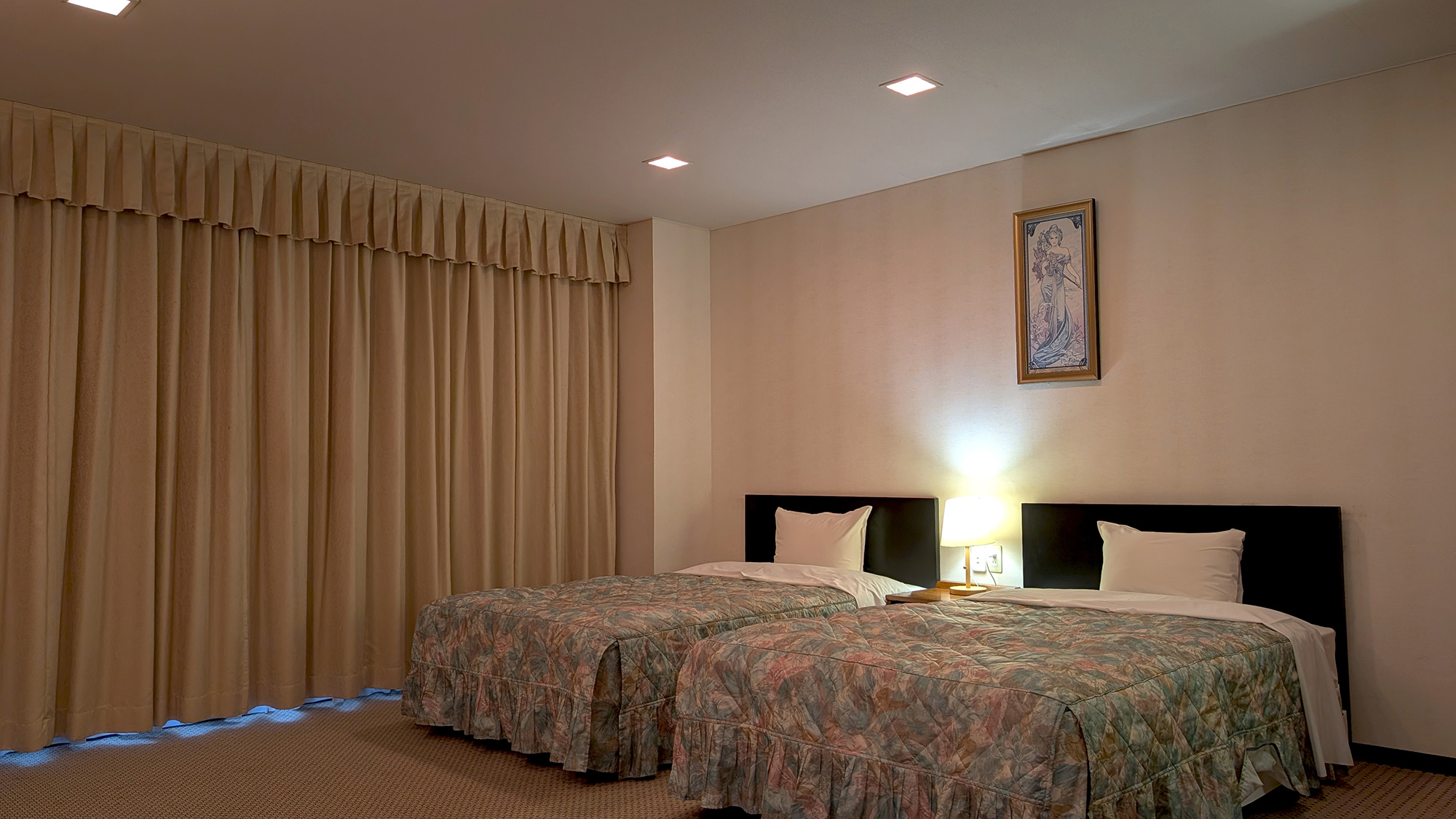 ■本館スタンダードツイン■ベッドに横たわり一日の疲れを癒します