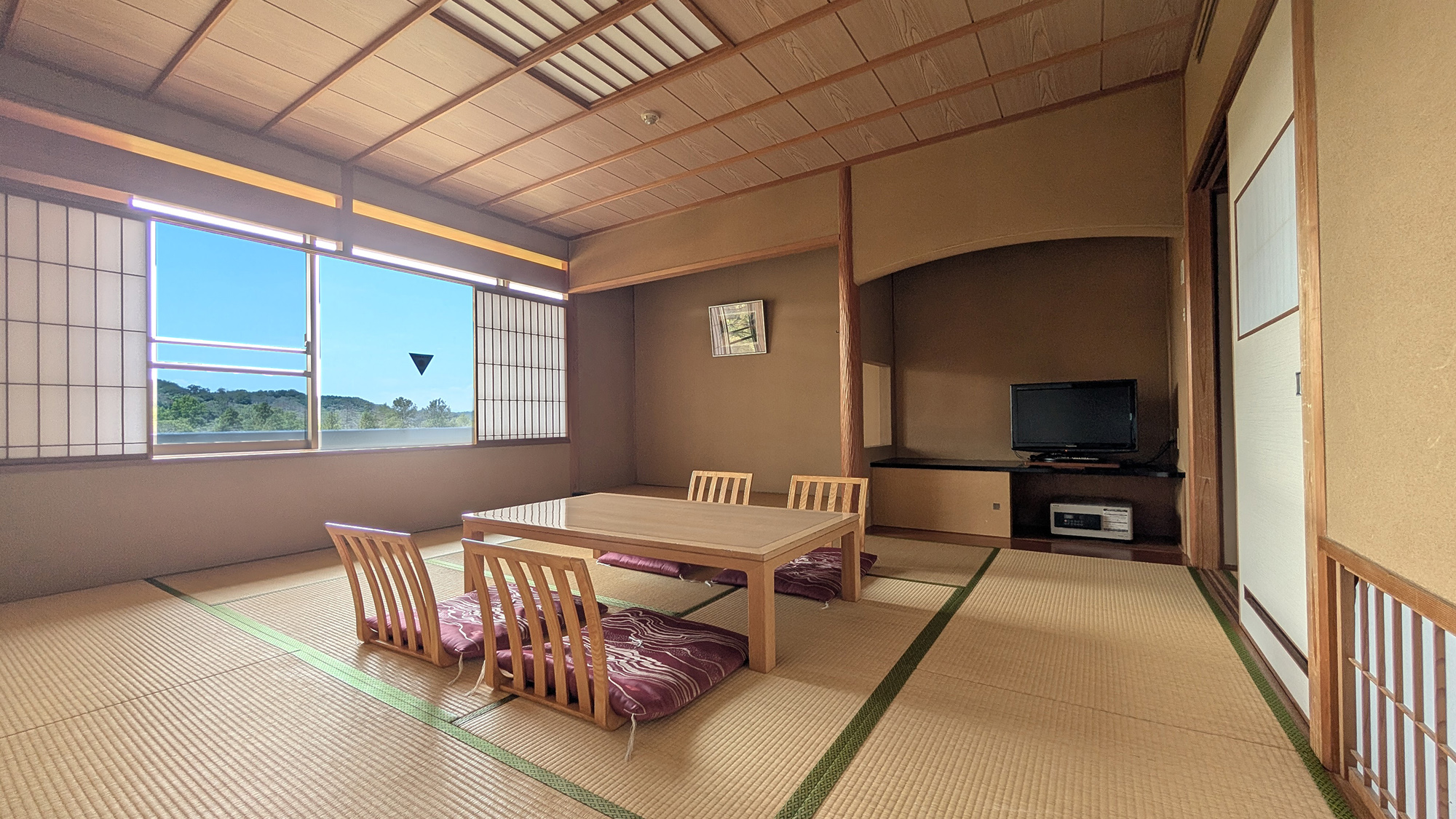 ■メゾネットスイートルーム■二階の和室では畳でゆったりと