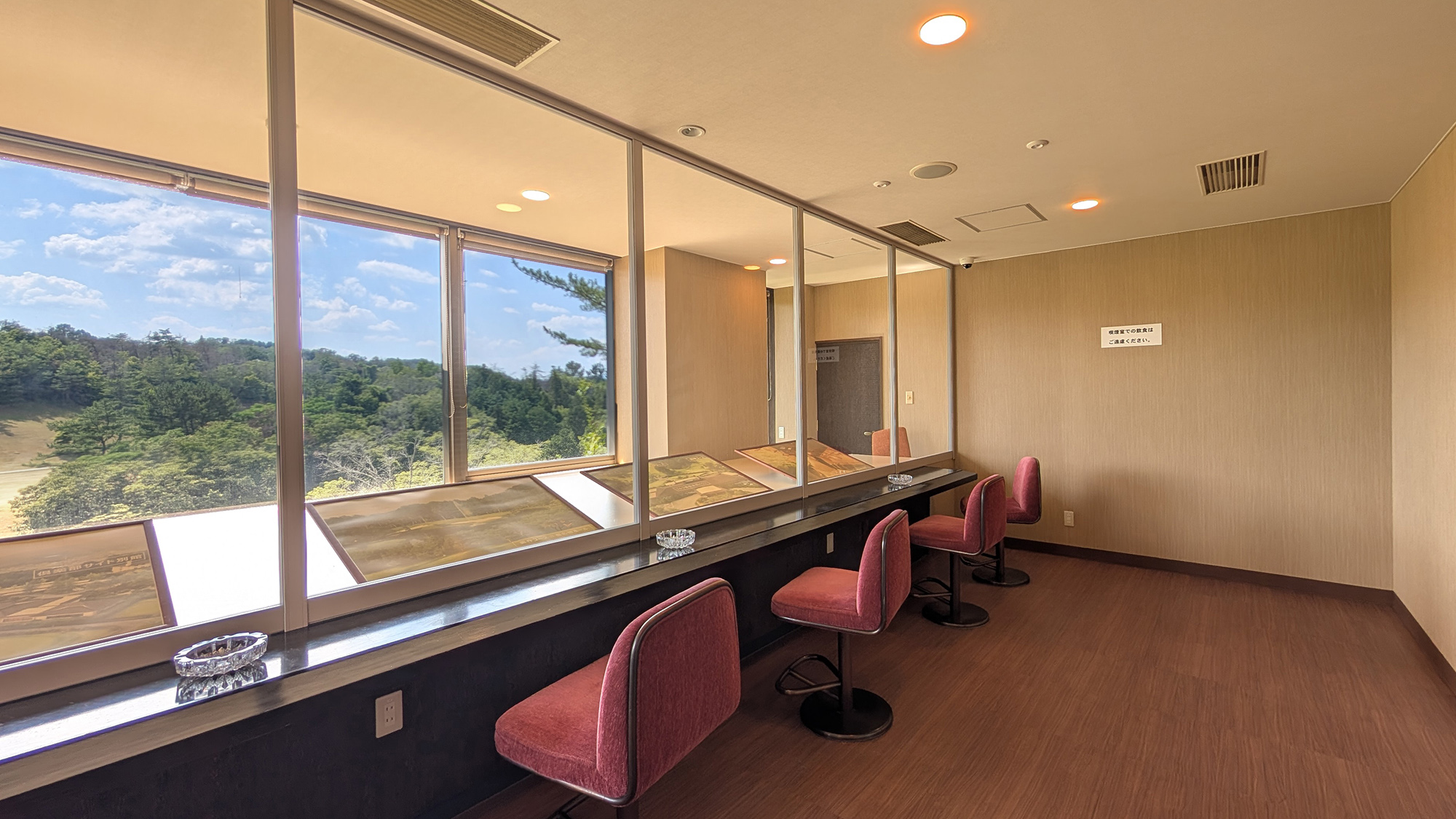 ■喫煙所■お部屋は禁煙ですが、喫煙所で外の景色を眺めながらお過ごしいただけます